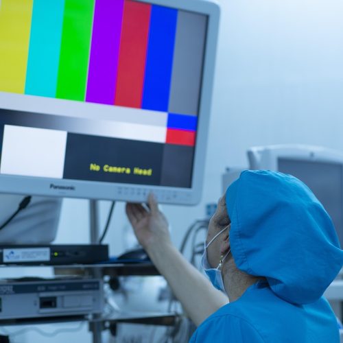 gif 动图指南实操作者小林在手机上录制屏幕演示动画制作步骤，手边摊着写满要点的手写笔记与色卡